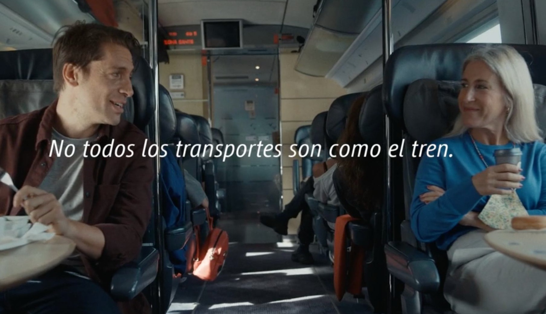 anuncio de renfe con dos pasajeros sentados en el tren