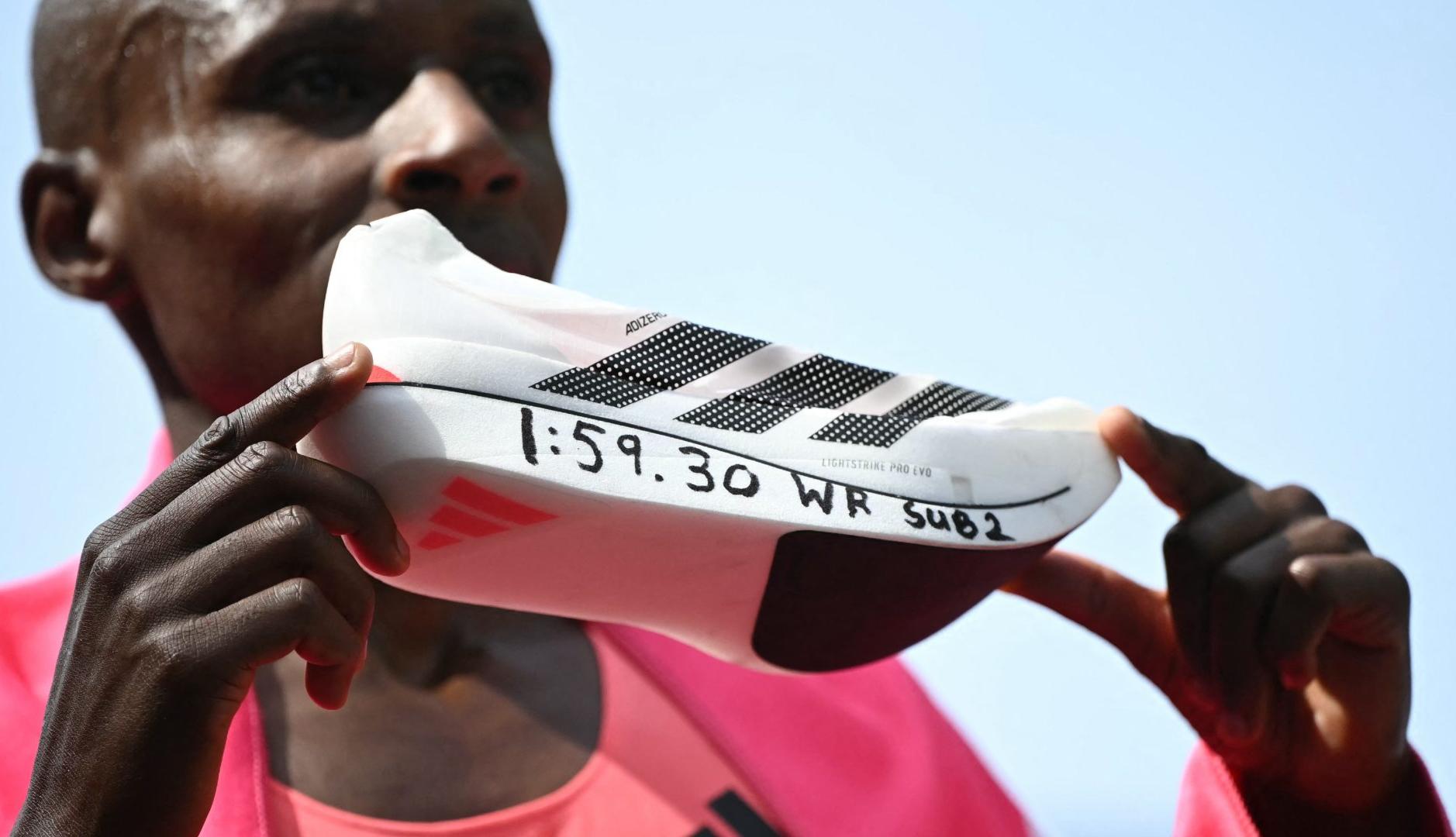 Sabastian Sawe con zapatilla de Adidas