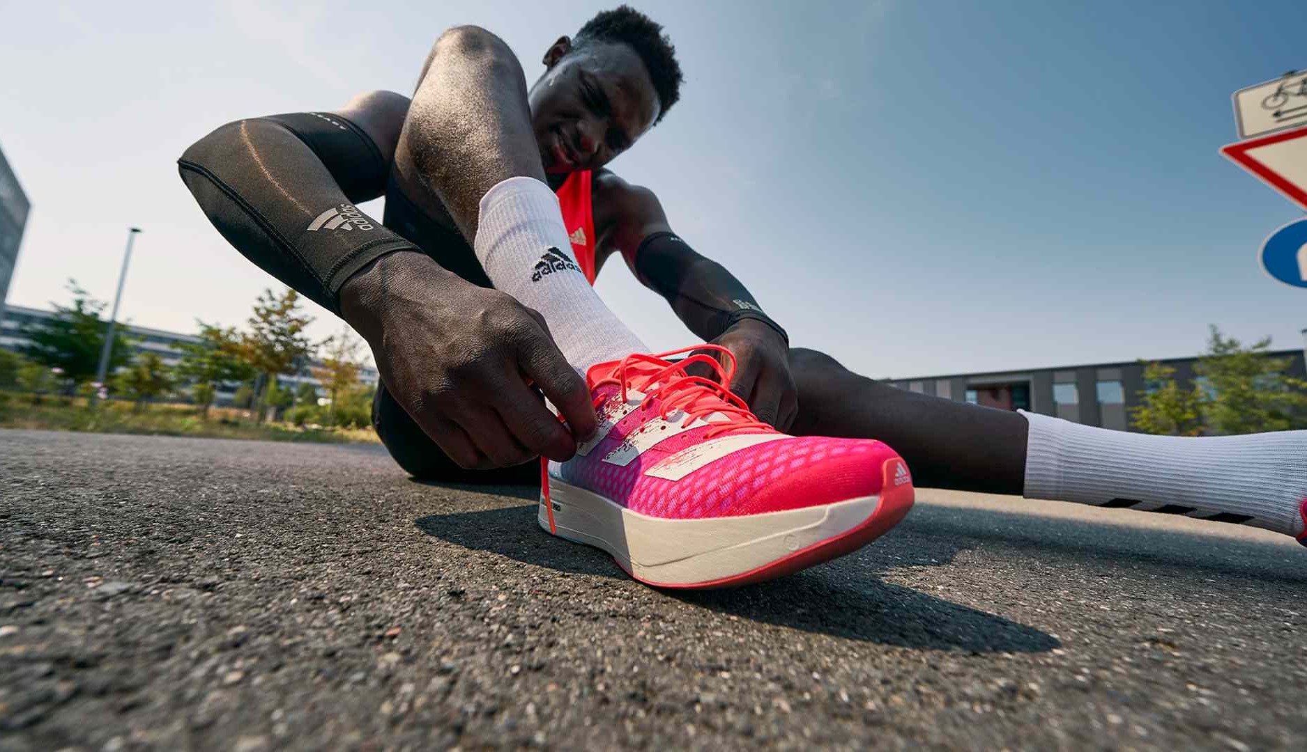 Deportista se ata sus zapatillas Adidas
