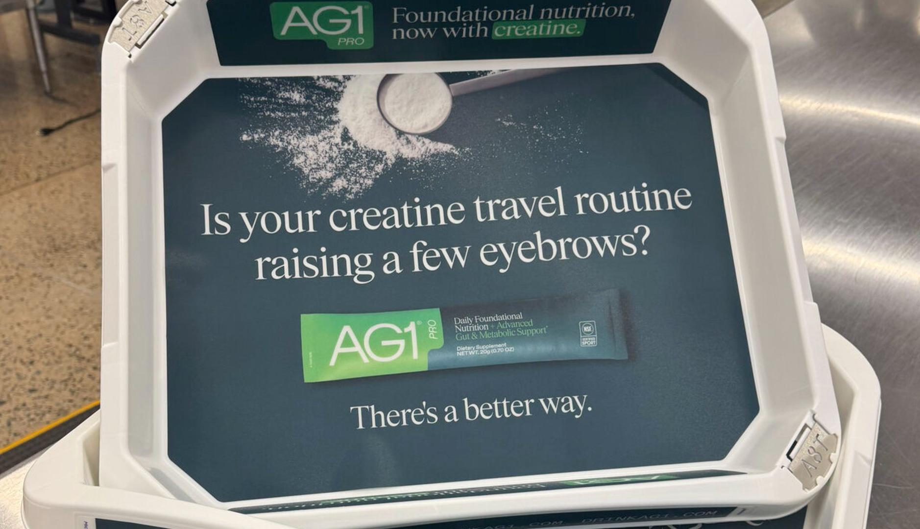 Anuncio de AG1 en bandeja de aeropuerto