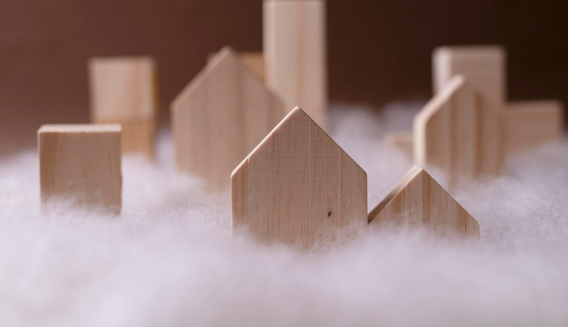Piezas de madera simulan una ciudad