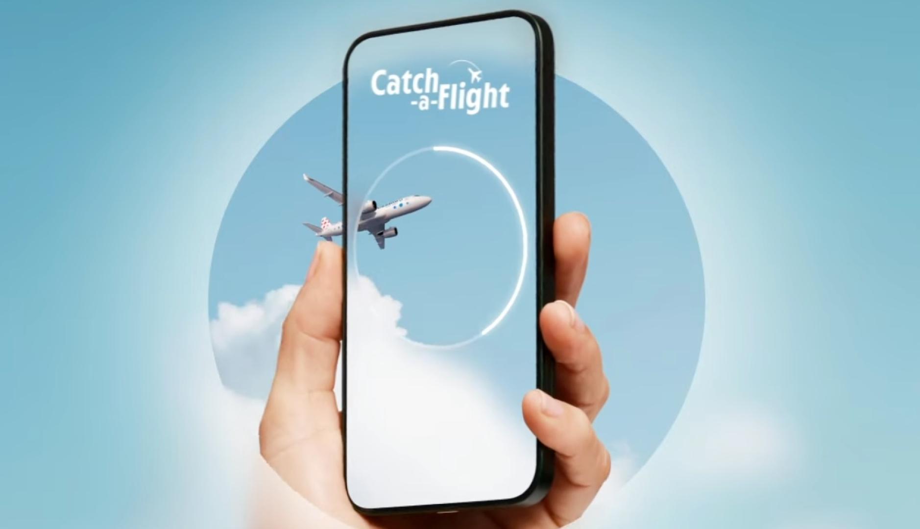Una mano sostiene un móvil mientras un avión cruza la pantalla