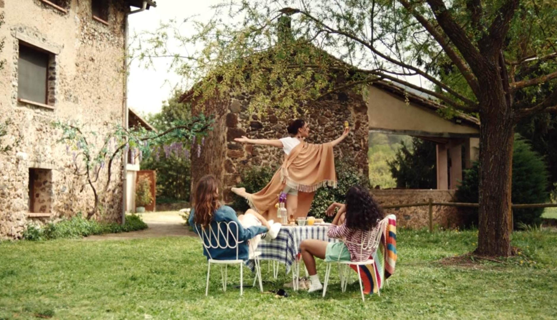Chicas haciendo teatro en una casa rural