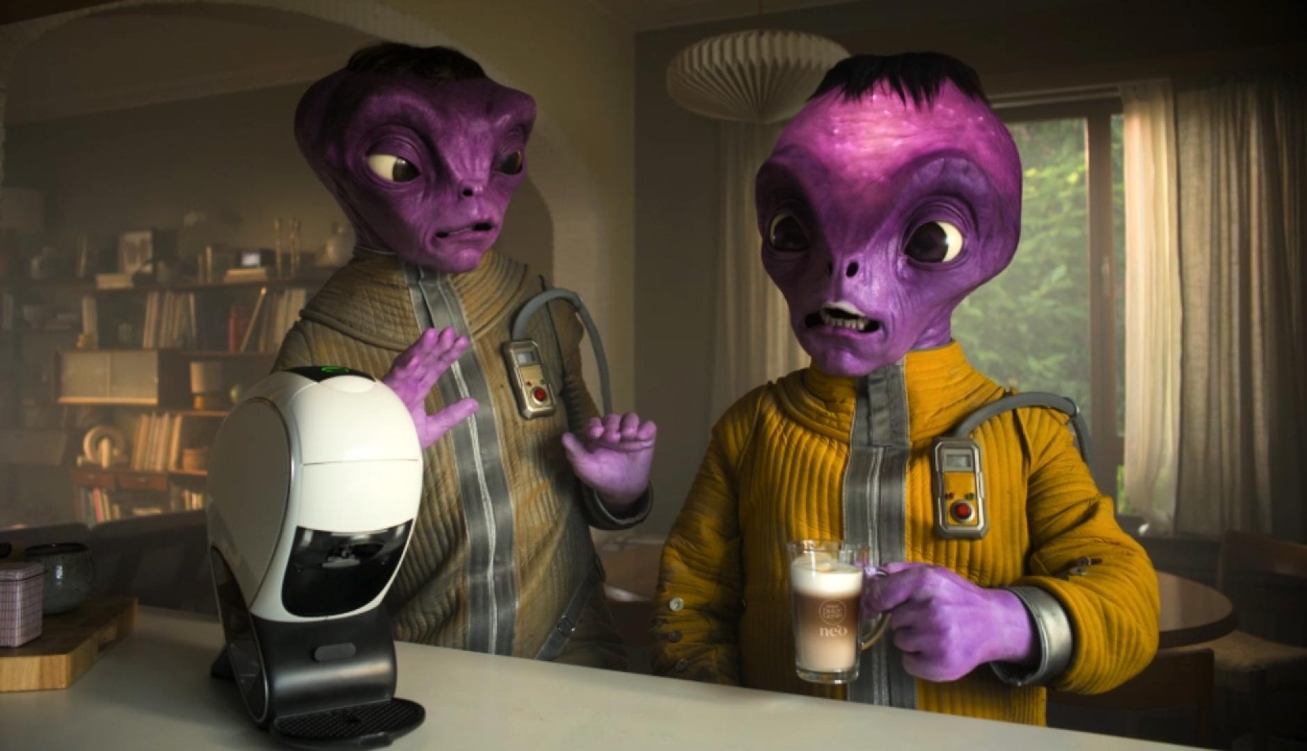 Dos marcianos morados preparándose un Nescafé en una máquina