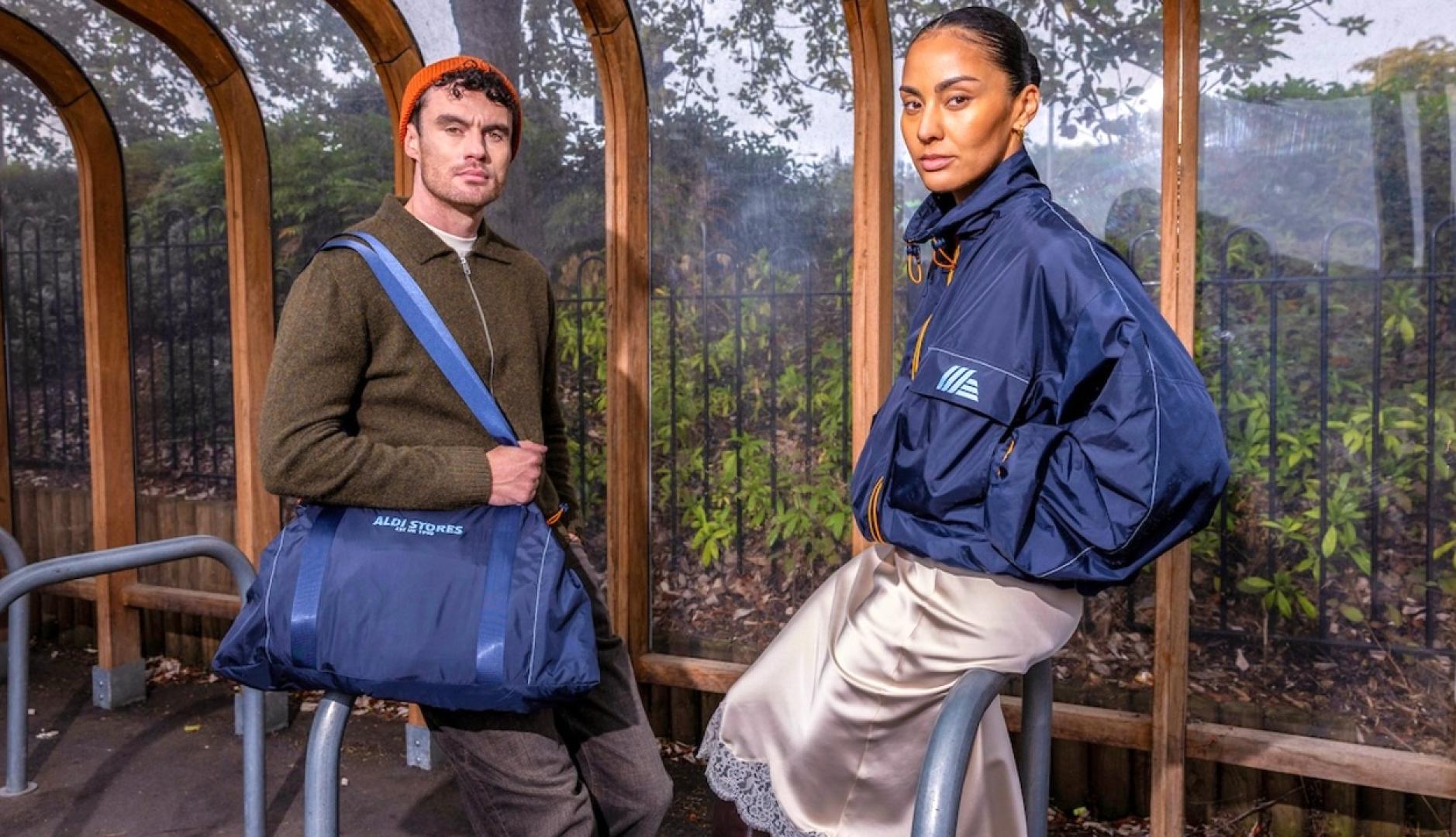 Un chico con la bolsa de Aldi y una chica con la chaqueta