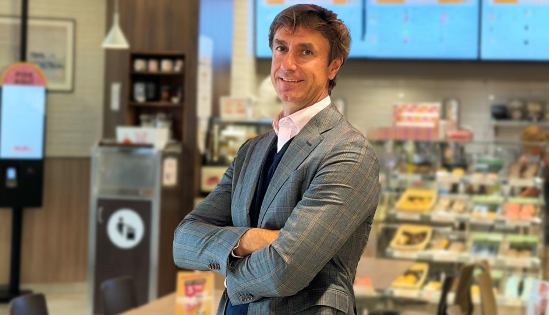 Foto de plano medio de Alejandro Rodríguez en una tienda de Dunkin'