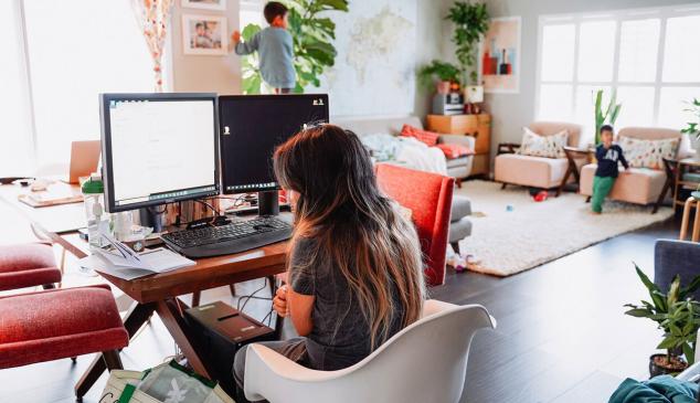 Mujer teletrabajando en casa con niños