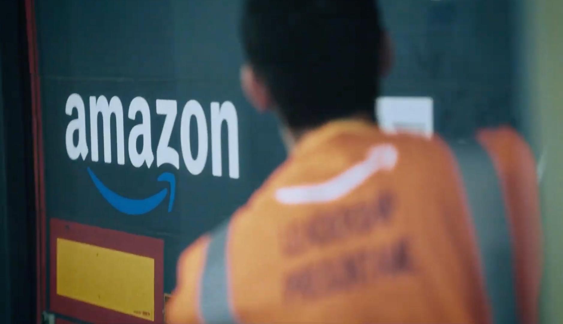 Hombre cargando un camión de Amazon