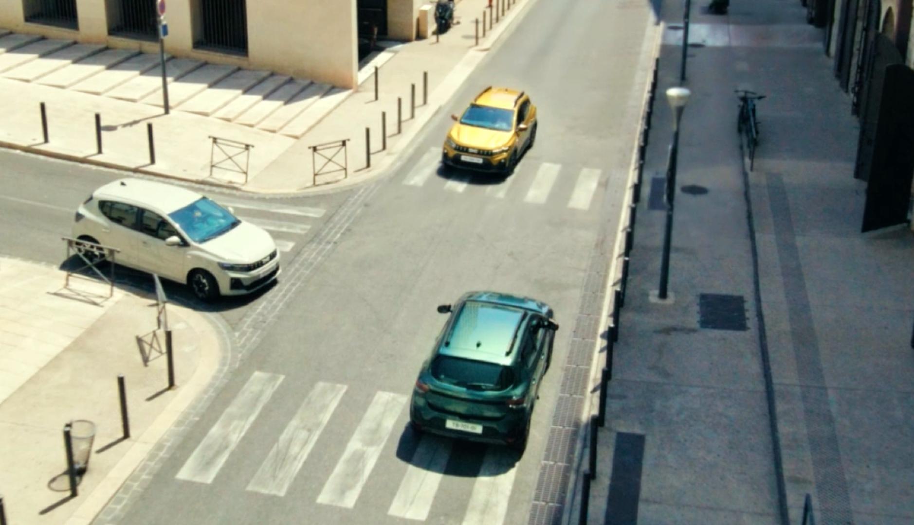 Un cruce de calles con tres Dacia Sandero circulando para enfrentarse