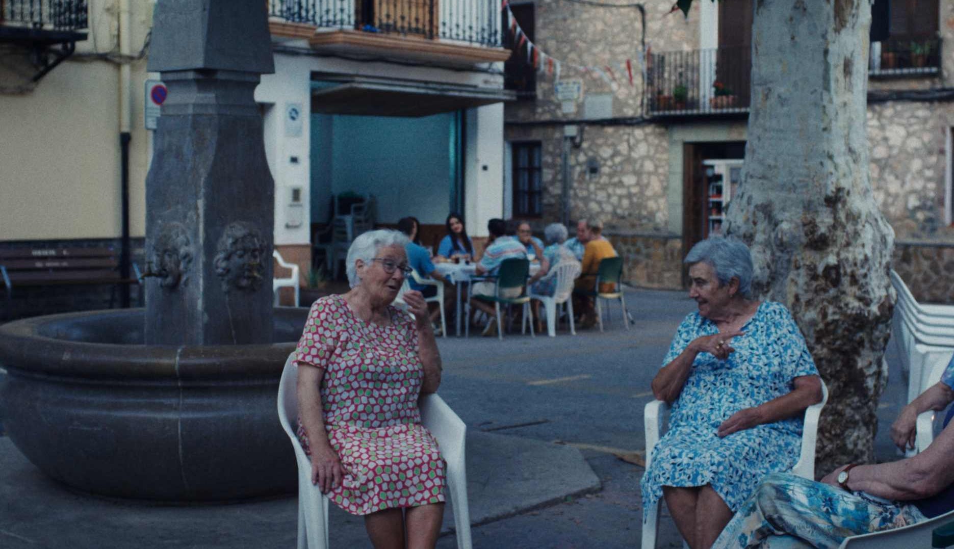 Mujeres mayores en la plaza de un pueblo