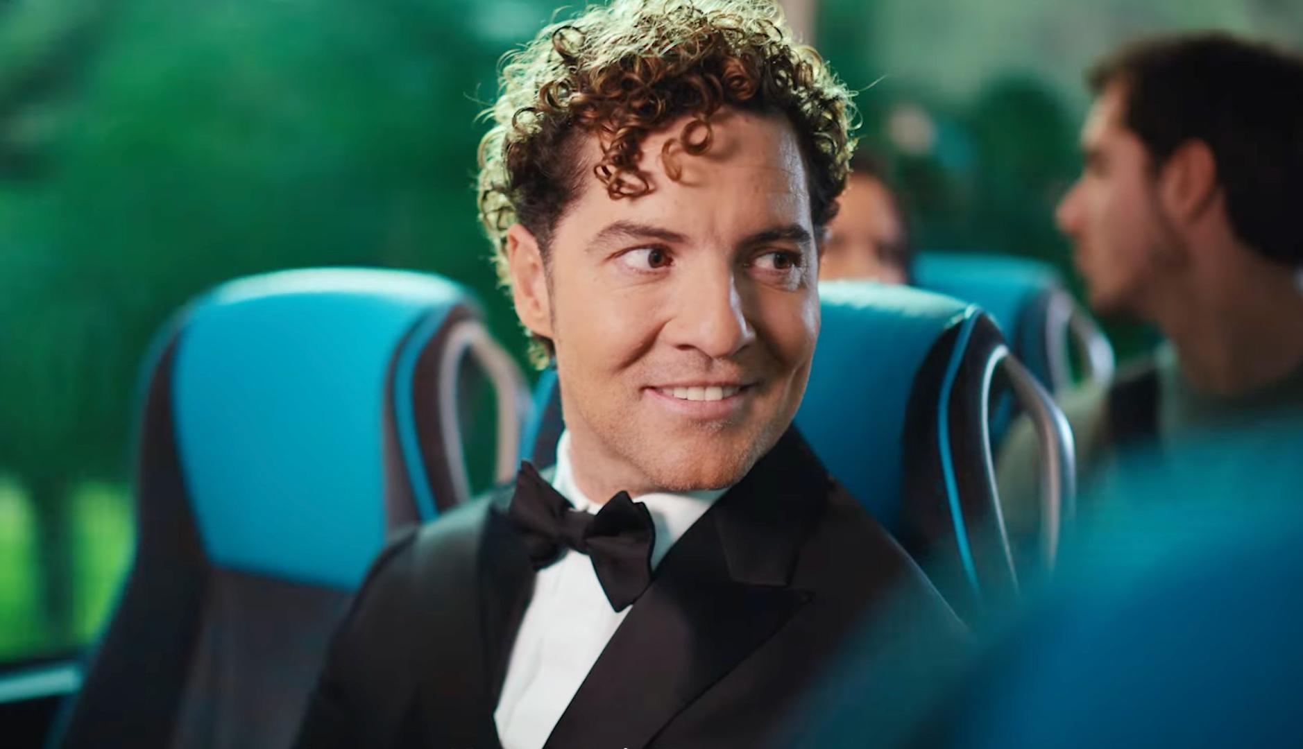 David Bisbal sentado en un autobús
