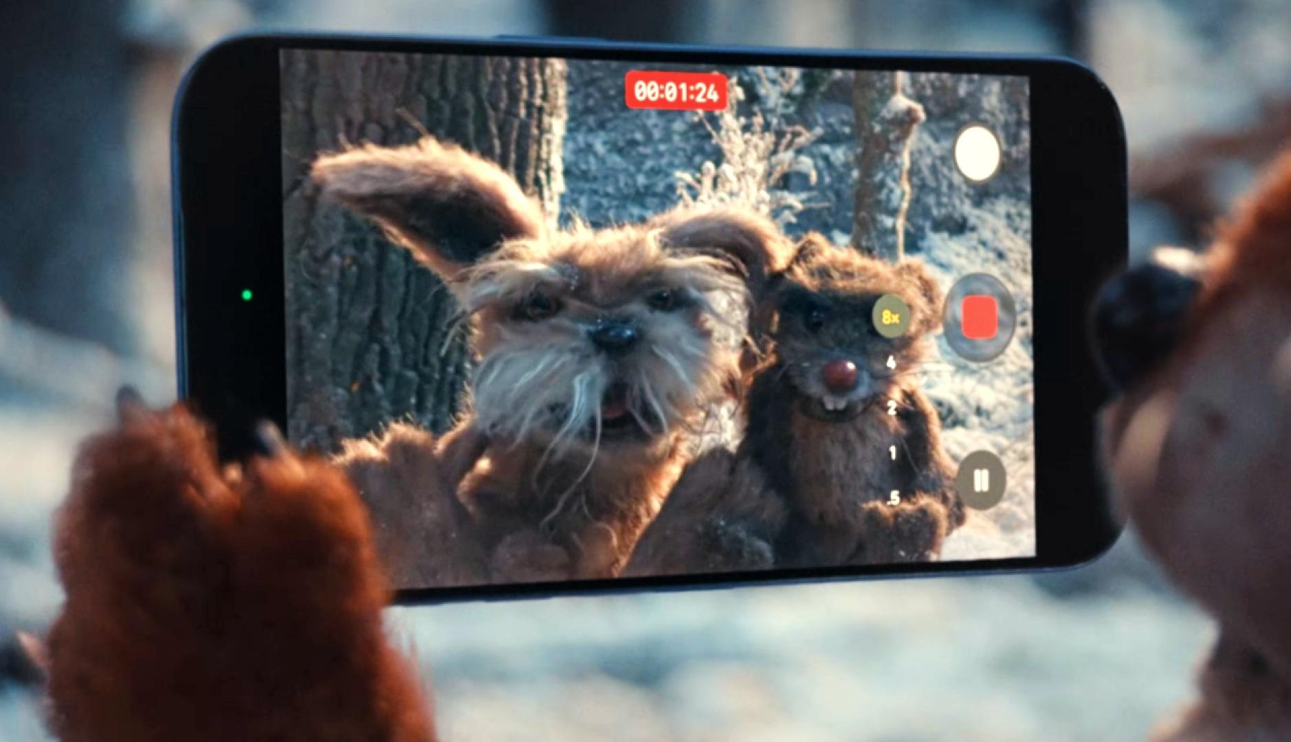 Las criaturas de Apple haciéndose un selfie con el iPhone en la nieve