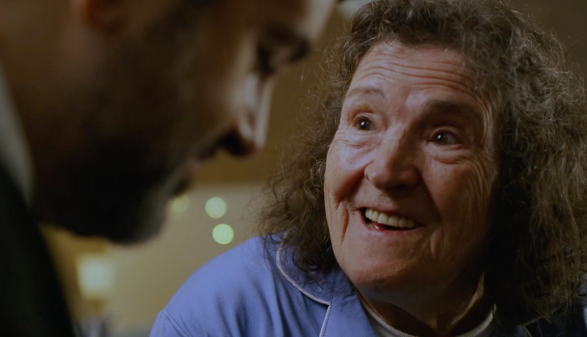 Primer plano de una señora mayor hablando con su hijo