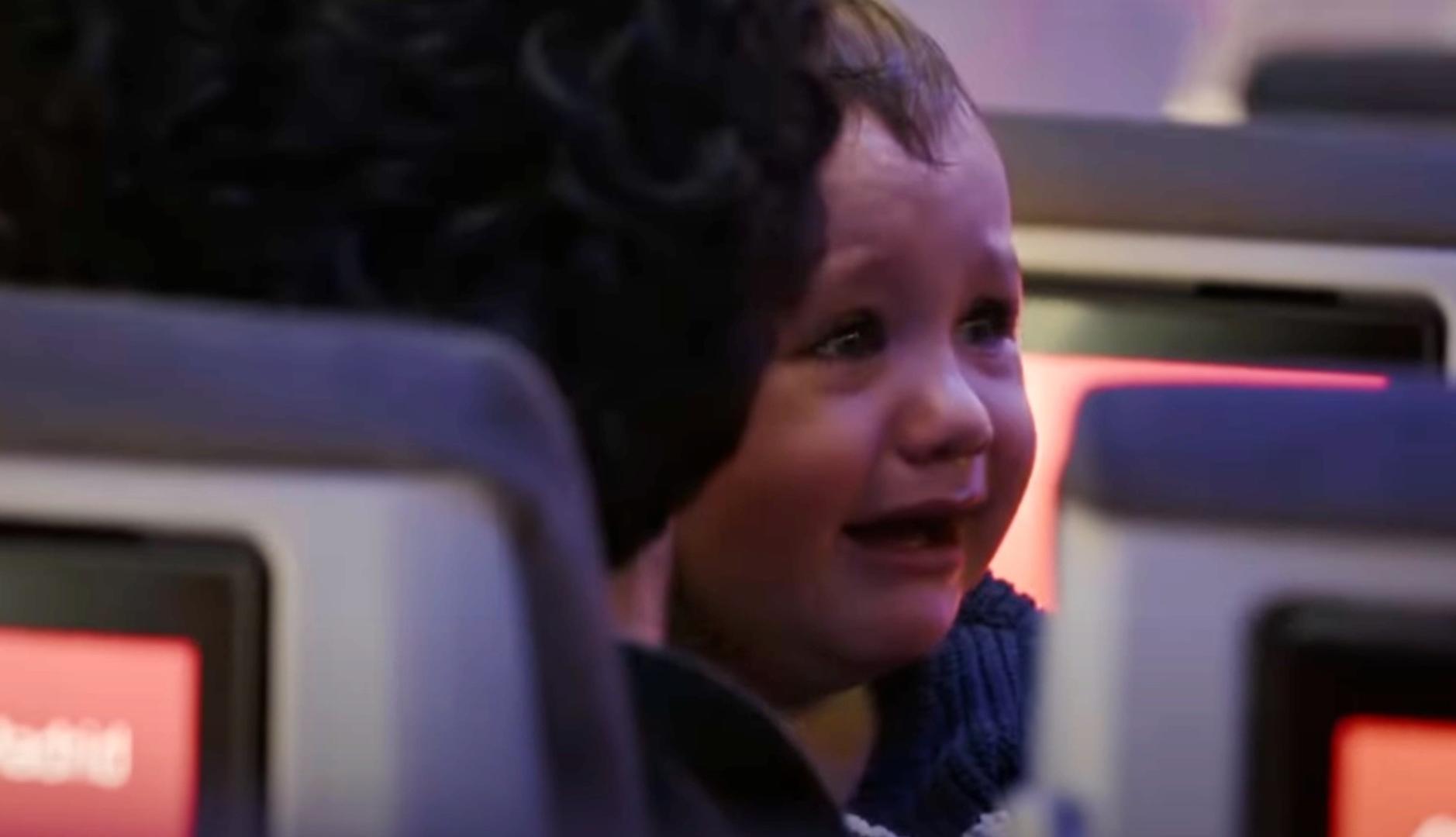 Una mujer sujeta a un bebé en un avión