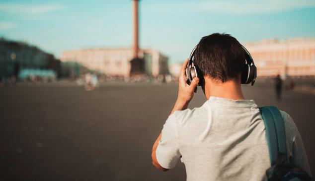 Los anuncios de podcast leídos por el presentador mejoran la intención de compra y recomendación
