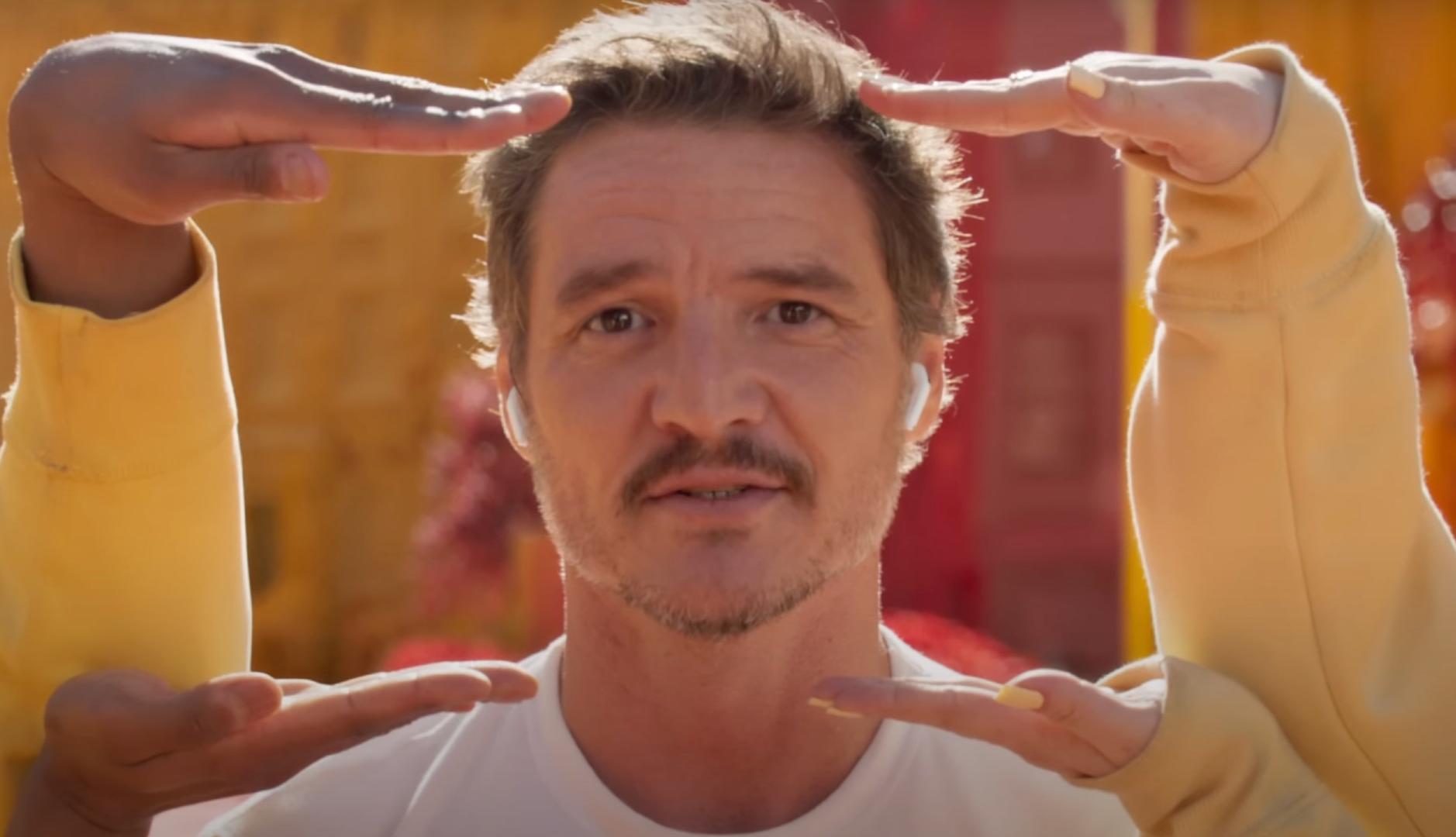 Pedro Pascal en el anuncio de Apple