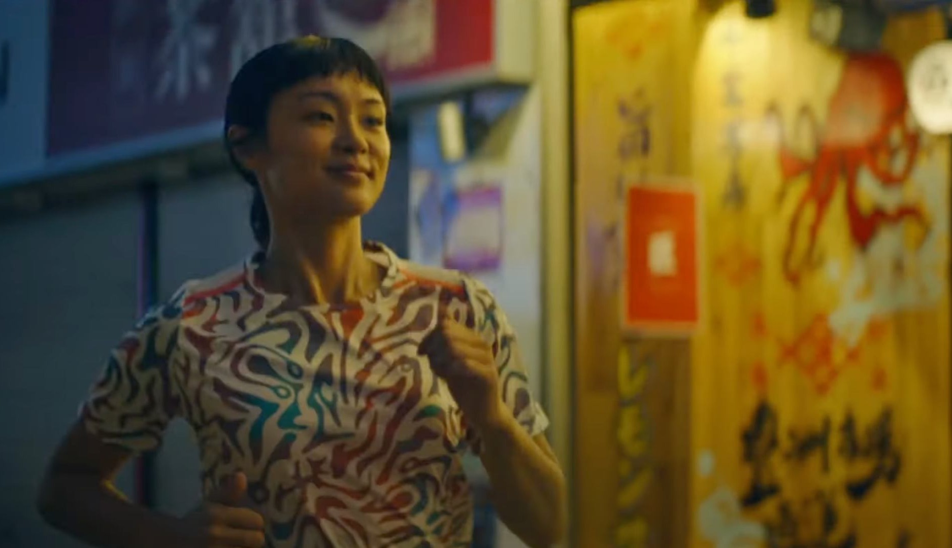 Mujer corriendo por Tokio en un anuncio de Asics