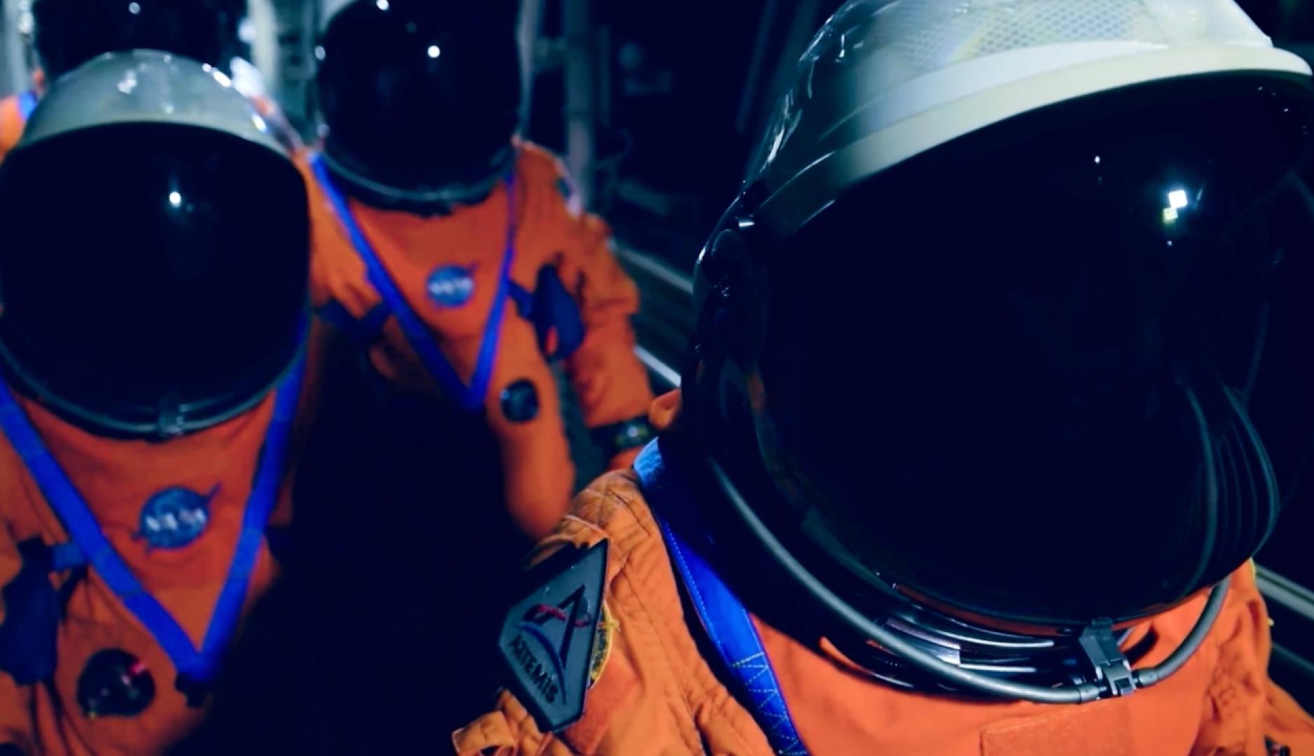 Tres astronautas con los cascos puestos