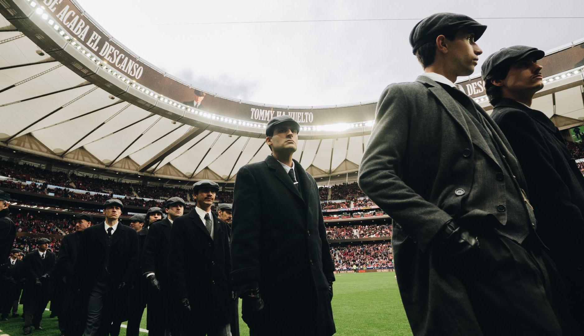 Hombres vestidos de Peaky Blinders en el estadio Metropolitano