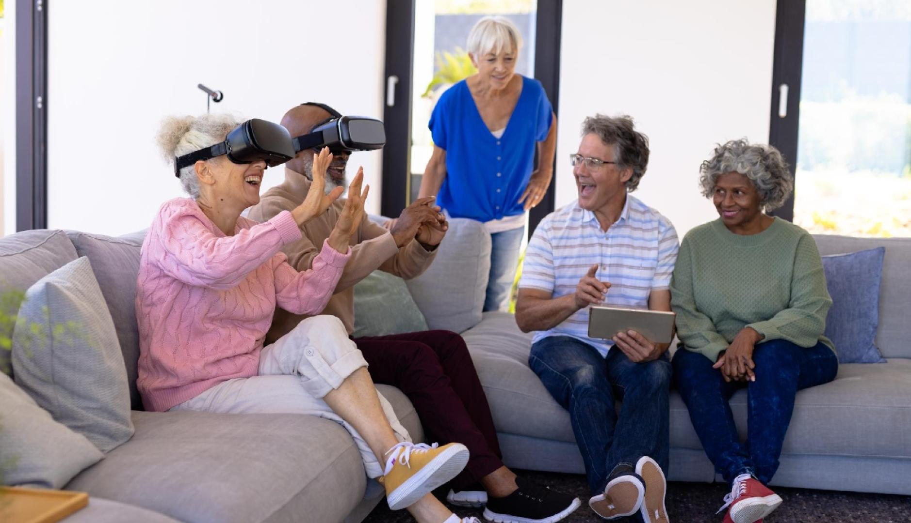 Un grupo de baby boomers probando unas gafas inteligentes en el salón