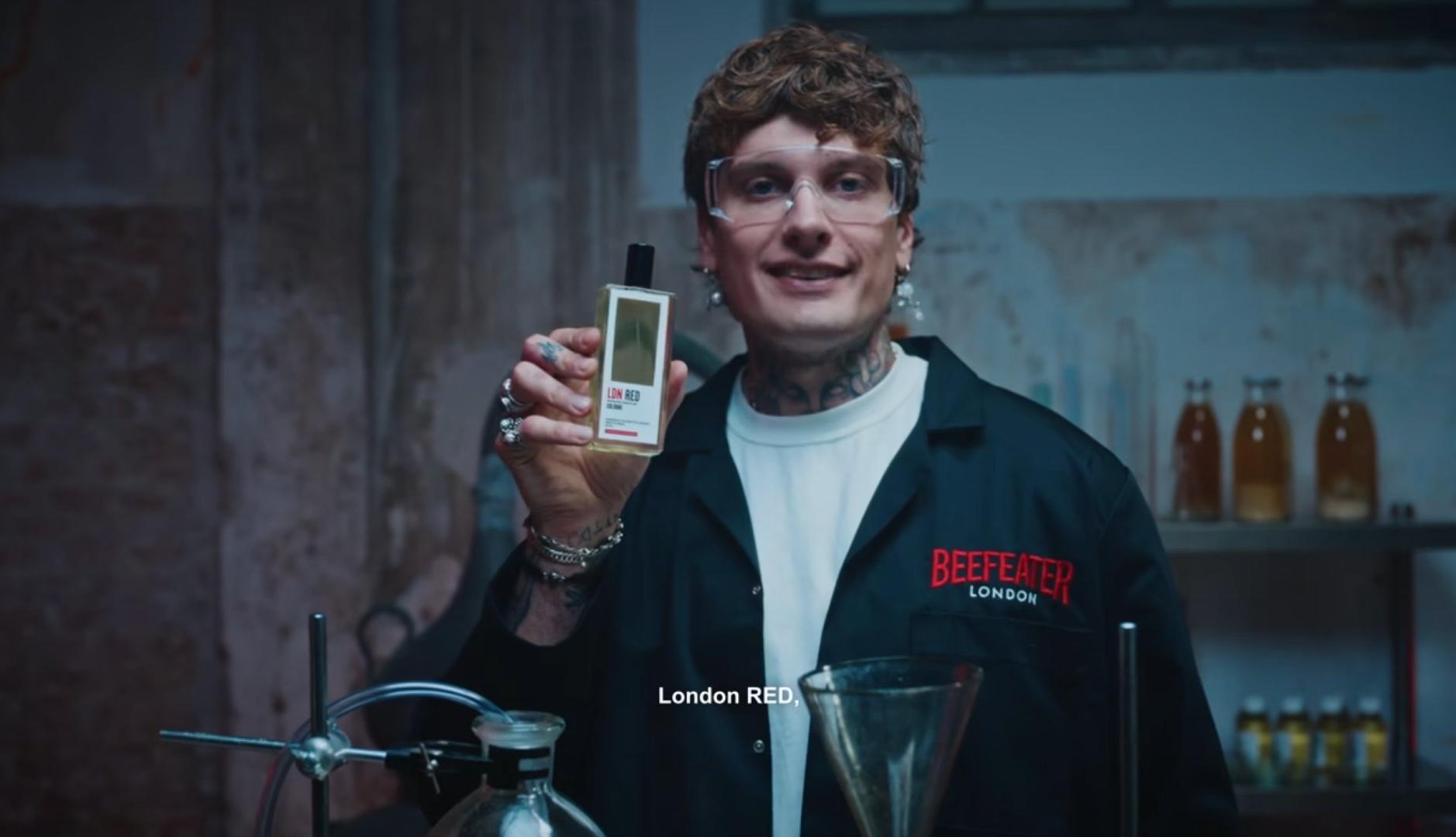 El creador Misho sujeta un bote de colonia de Beefeater