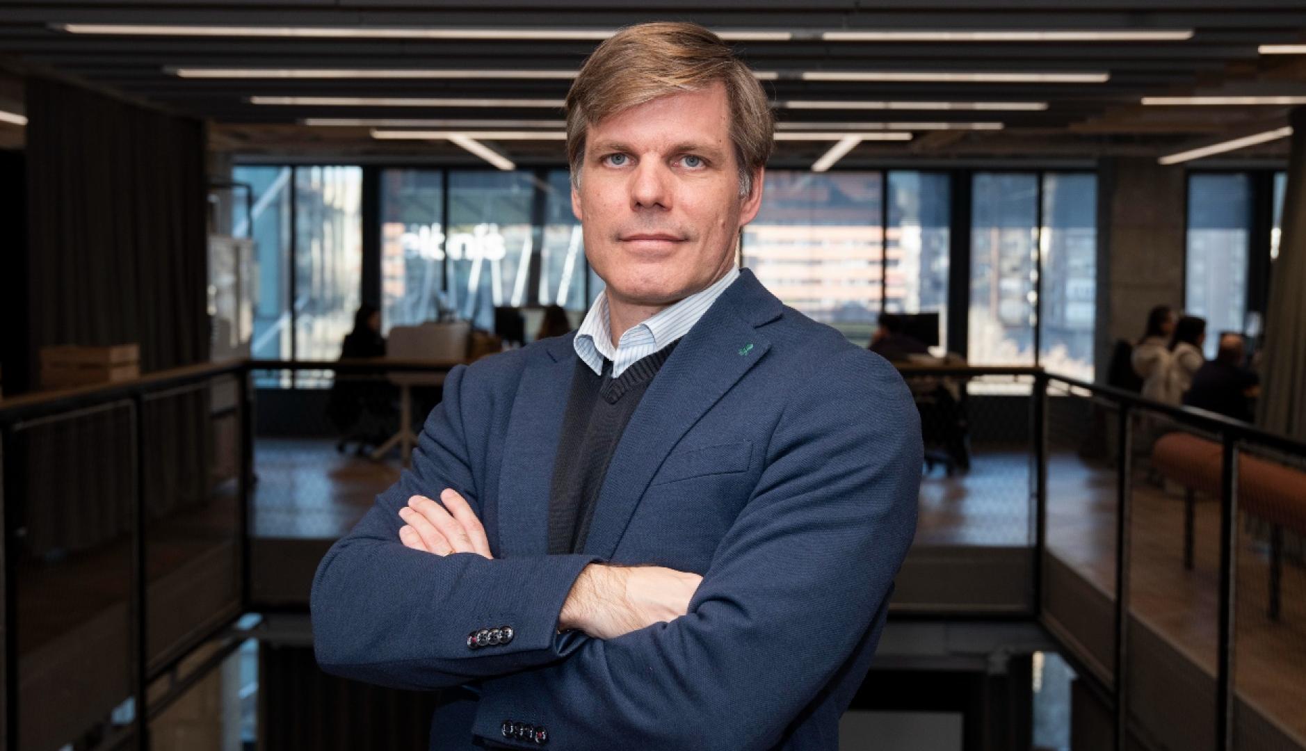 Beltrán García-Durán en un plano medio de brazos cruzados