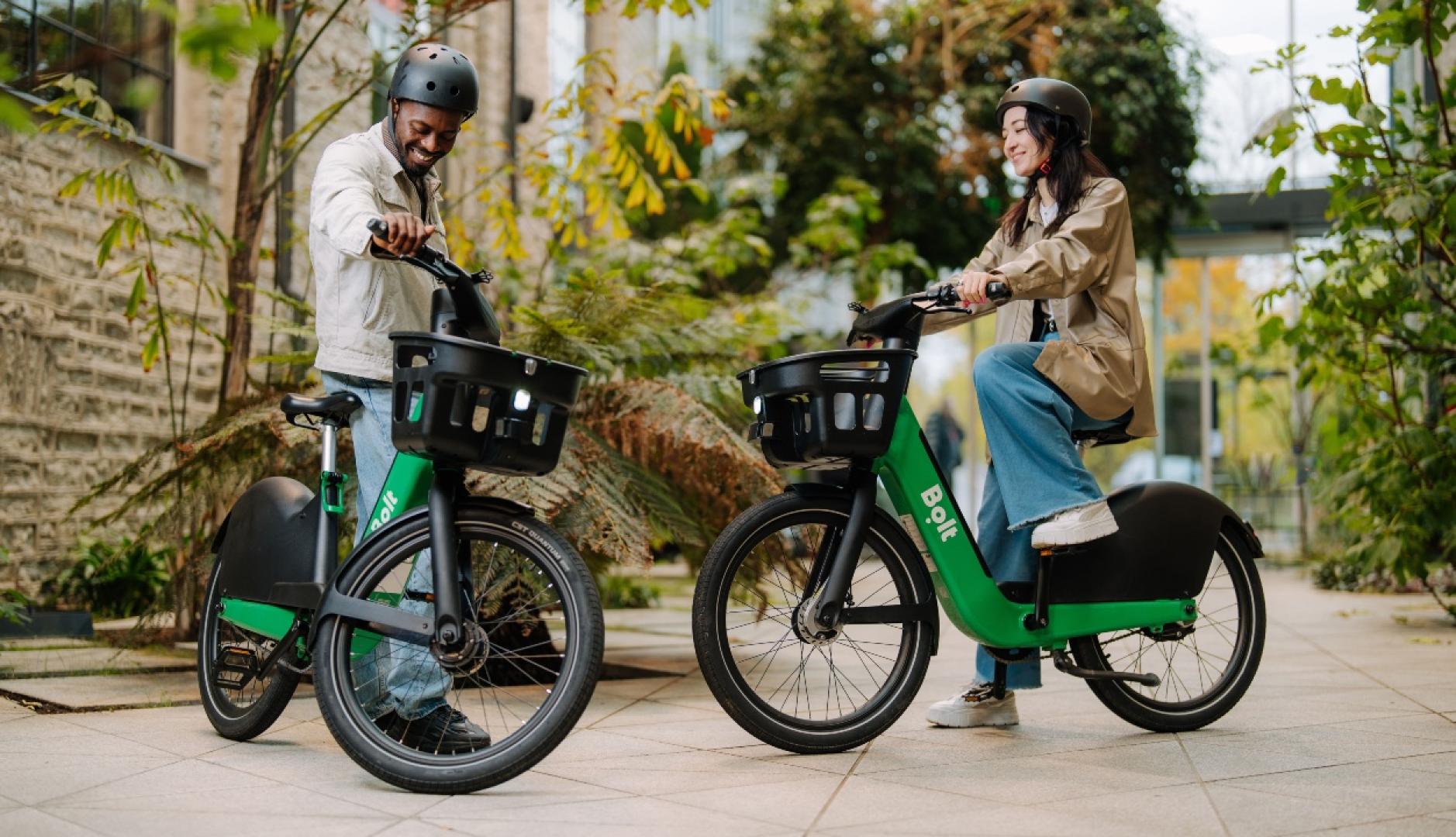 Una chica y un chico sobre sus bicicletas Bolt