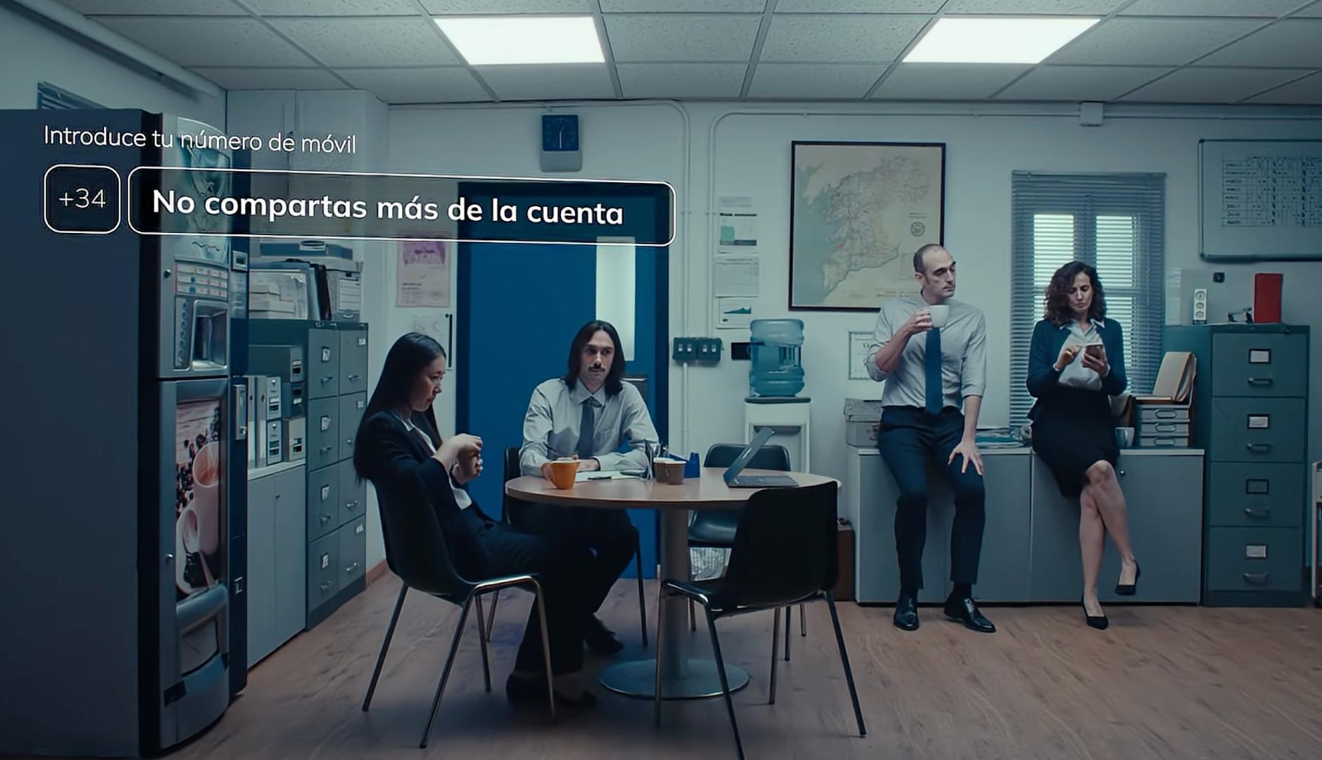 Personas en ofician en el nuevo anuncio de Bizum