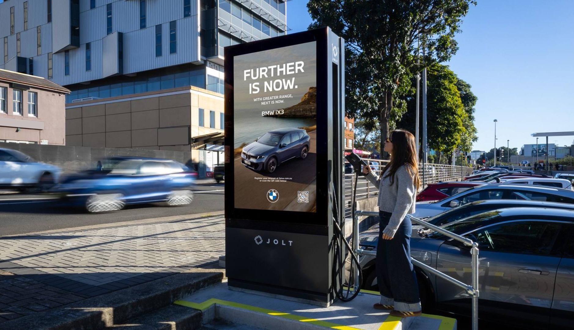 Publicidad de BMW en un cargador eléctrico