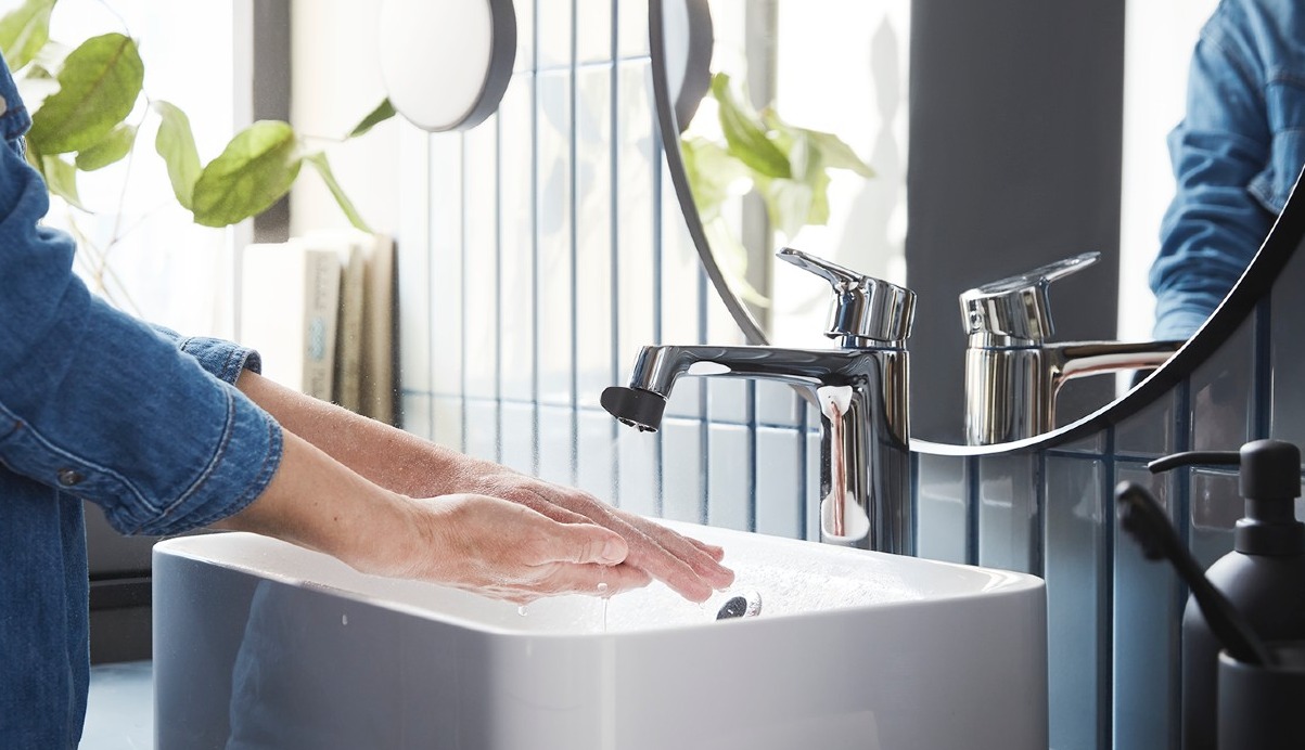 persona lavándose las manos en un lavabo