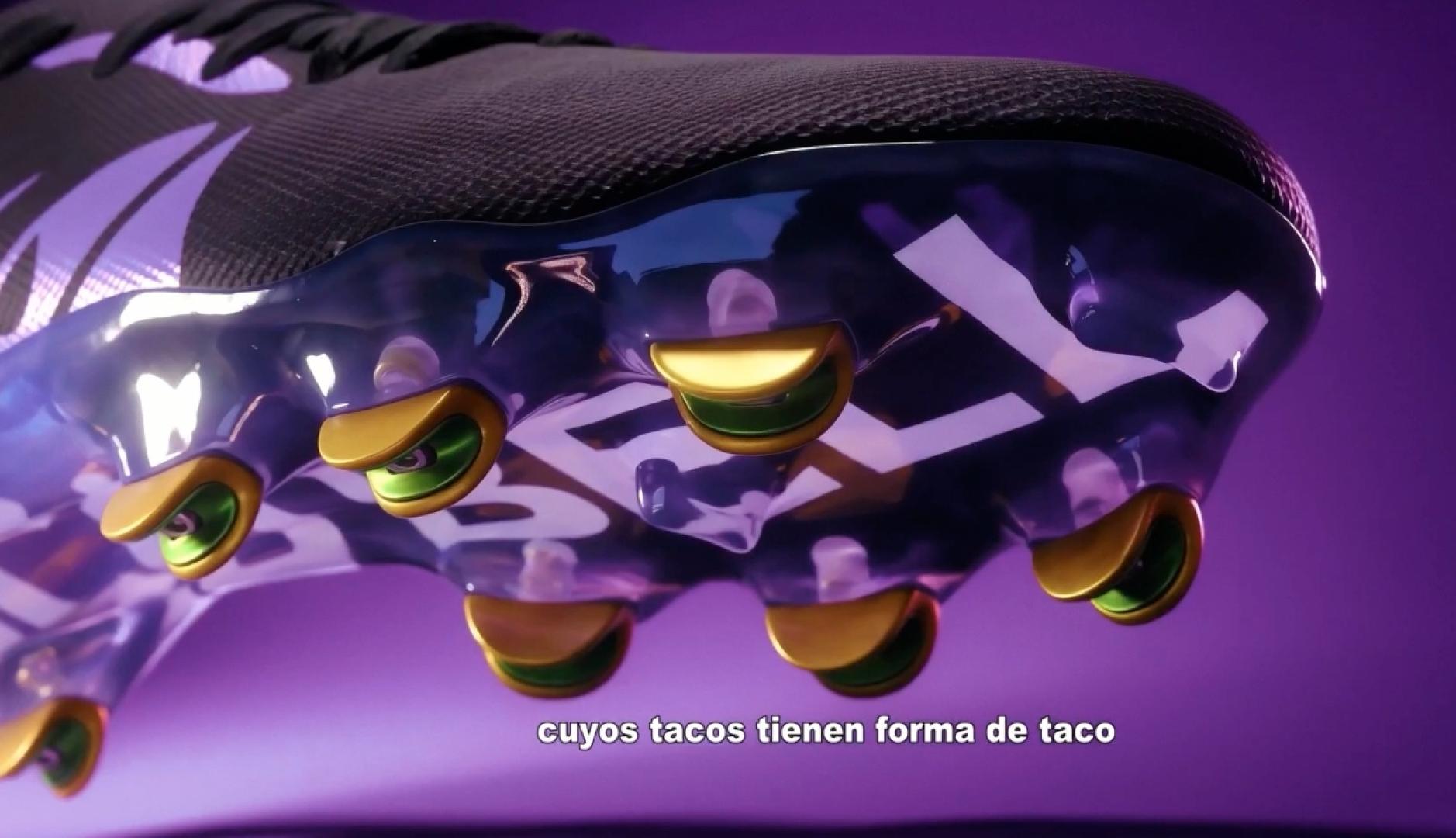 Las botas de Taco Bell moradas con los tacos dorados que tienen forma de taco mexicano