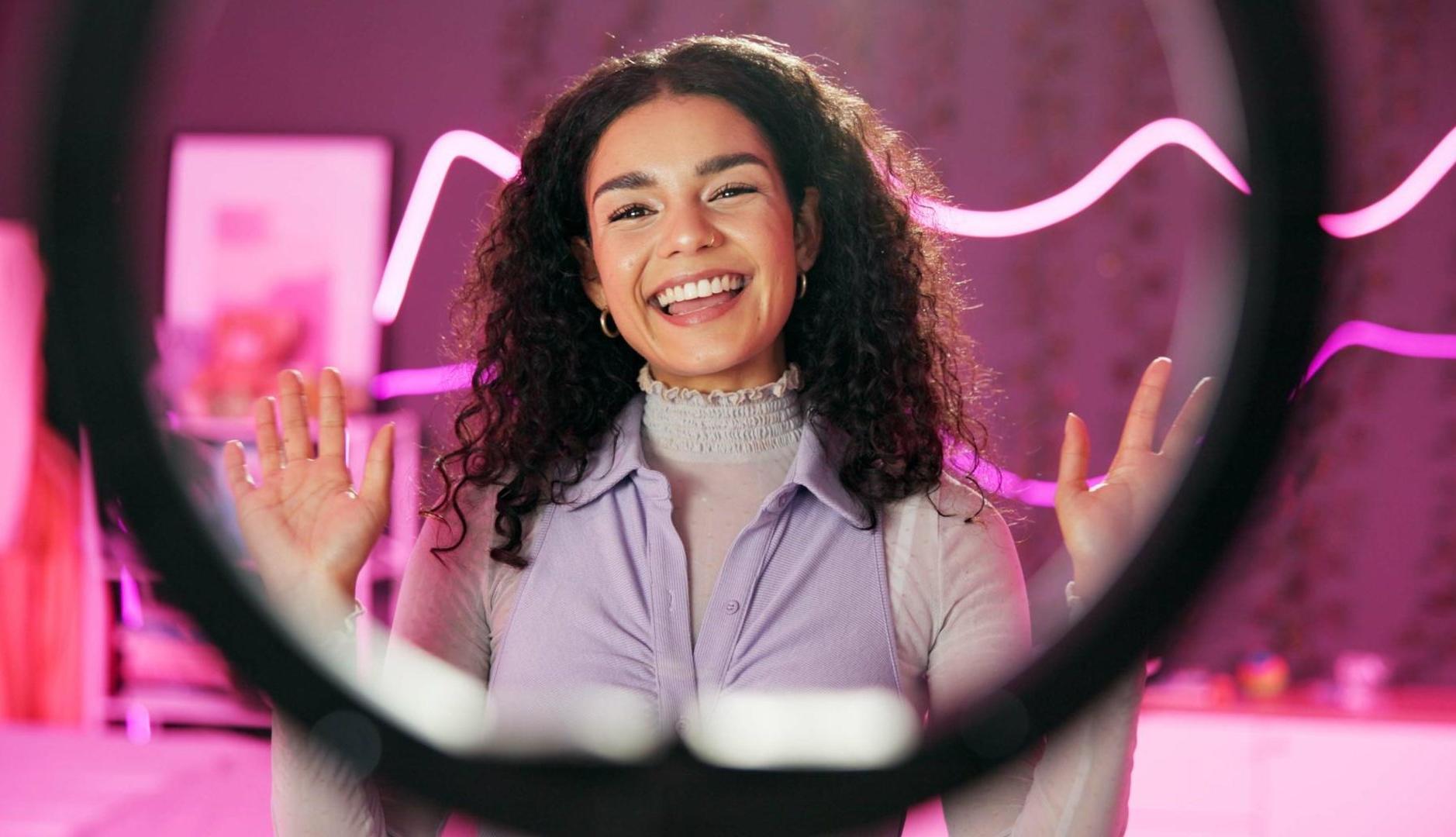 Una influencer mirando a cámara y grabando un video
