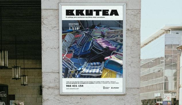 imagen del catálogo de brutea con sillas de playa apiladas