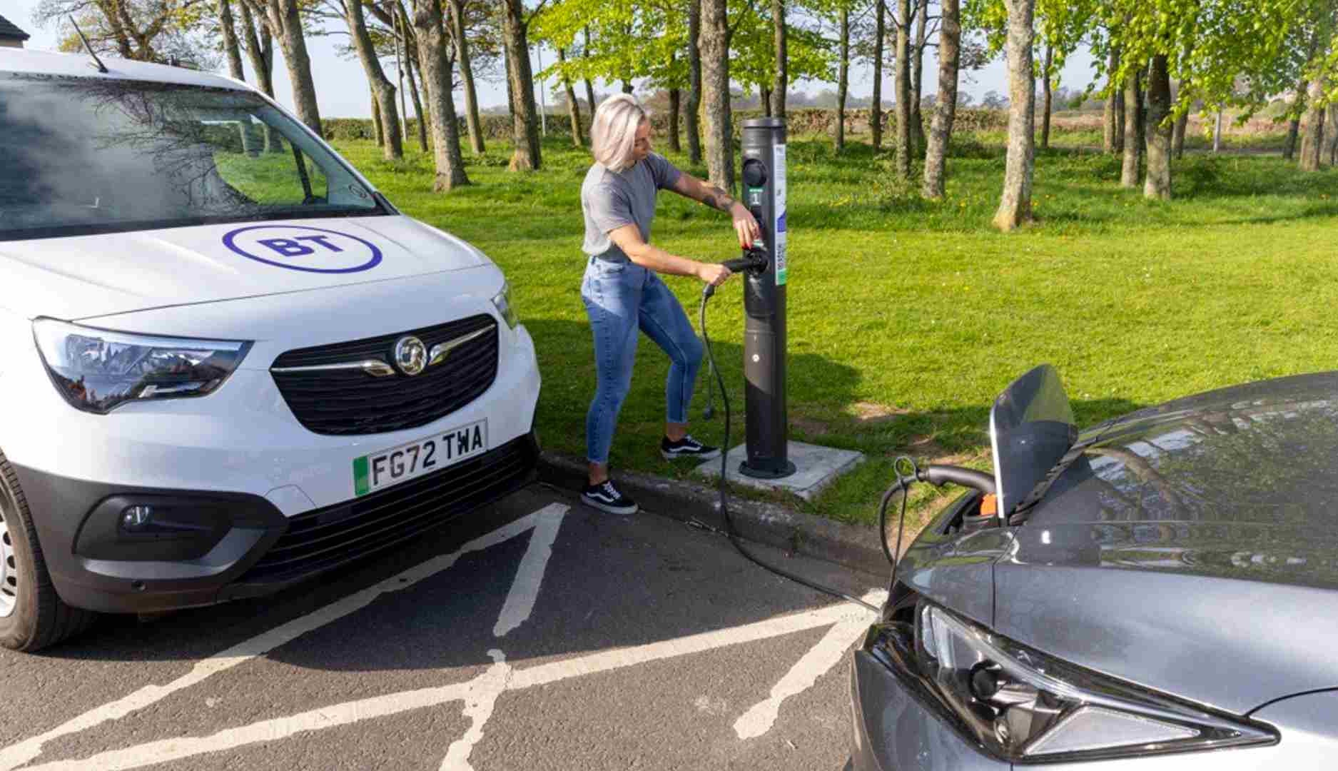 Mujer cargando un coche eléctrico