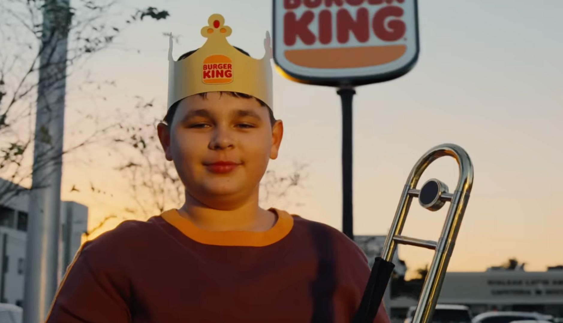 Un chico con la corona de Burger King