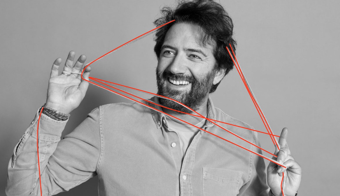 jacobo hernandez martin sonriendo con un hilo rojo