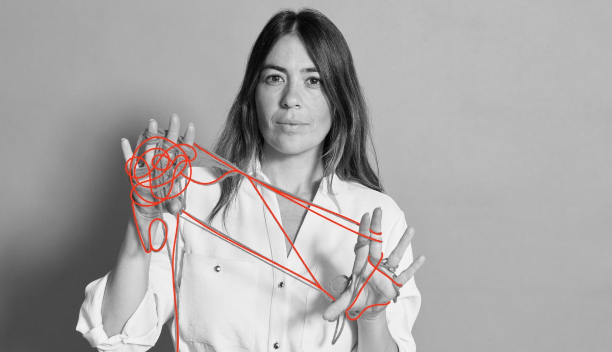 sandra valtierra de tangity con una madeja de hilo rojo entre las. manos
