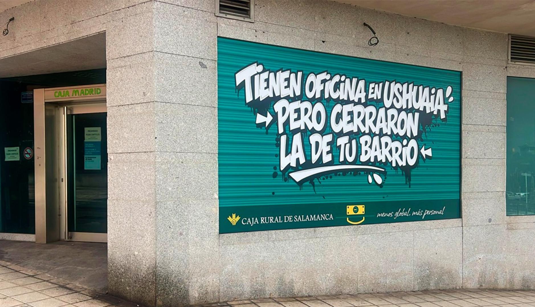 Una sucursal cerrada de Caja Madrid con la campaña de Caja Rural
