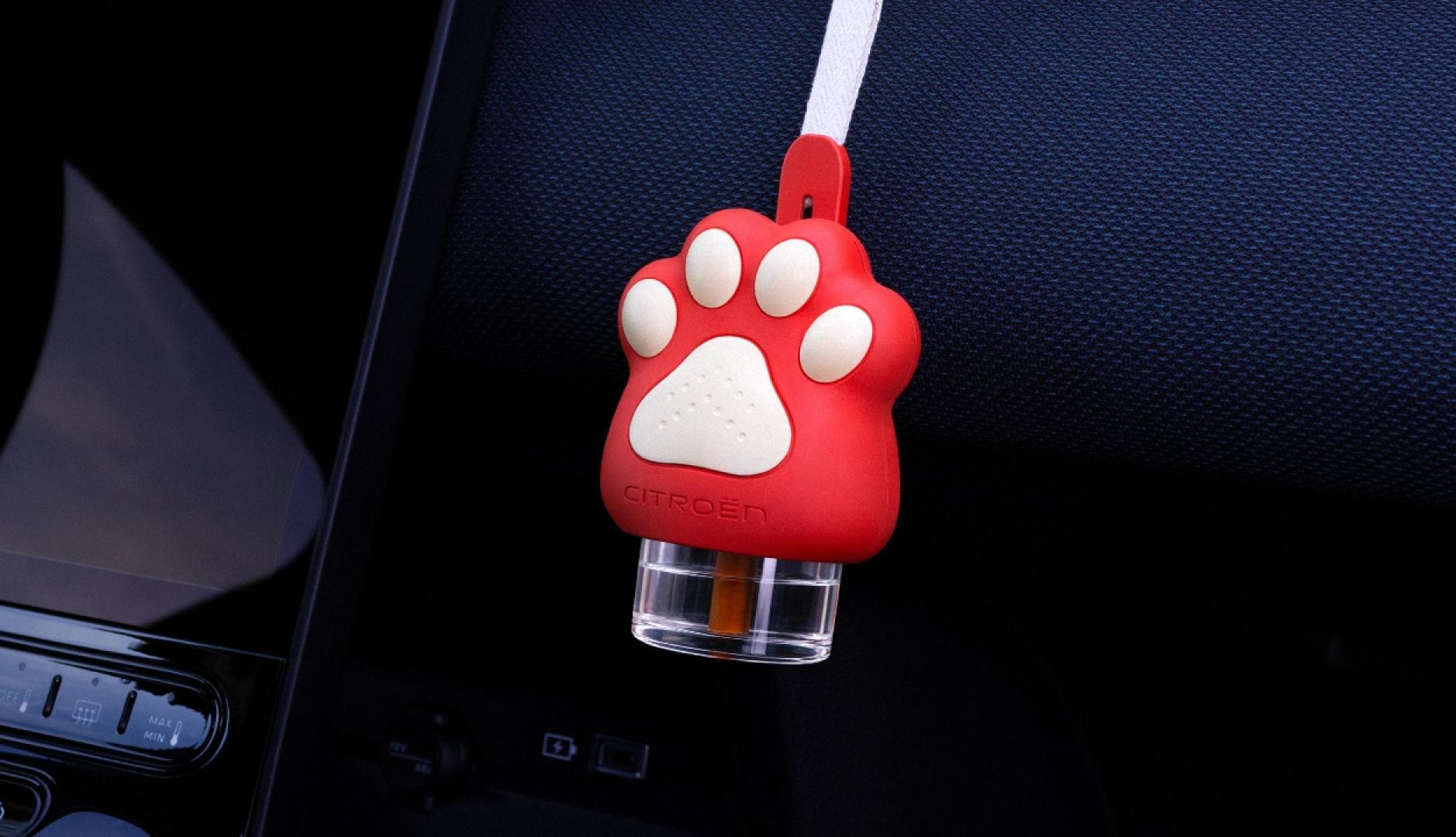 El dispositivo que tiene forma de huella roja y blanca