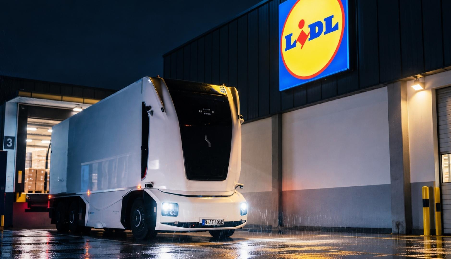 El camión autónomo saliendo de los almacenes de Lidl