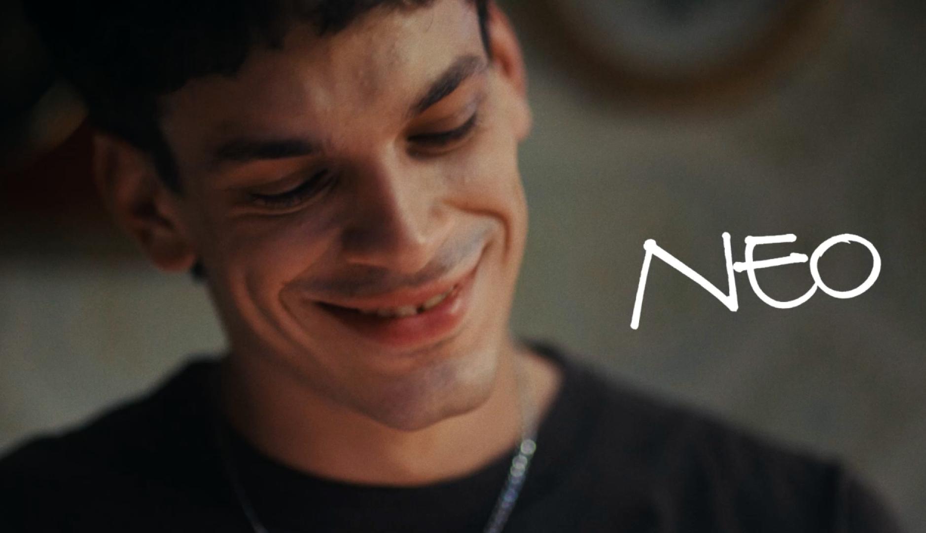 Un chico sonriendo junto al nombre Neo escrito a su lado