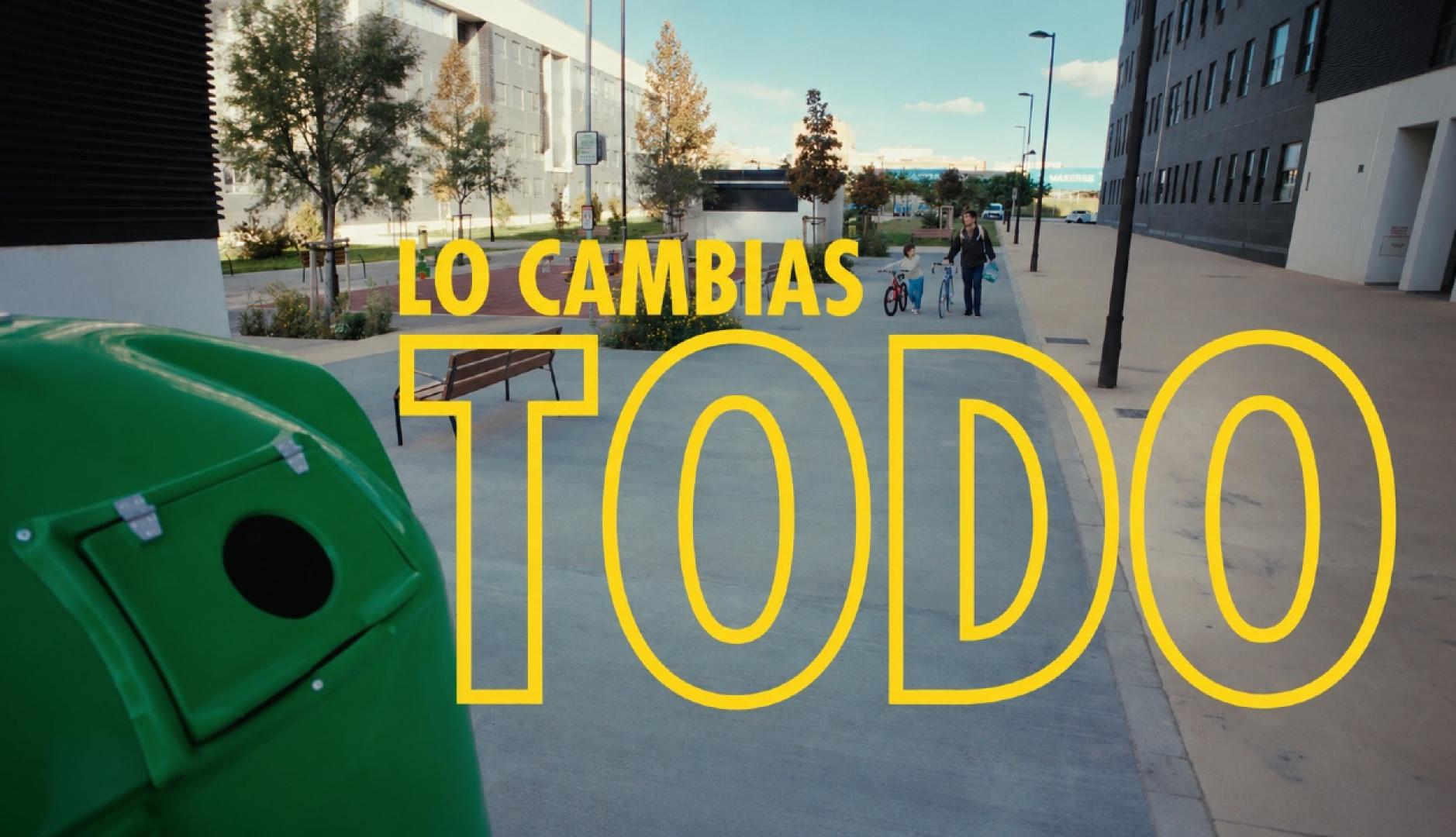 La frase "Lo cambias todo" junto a un cubo de basura en la calle