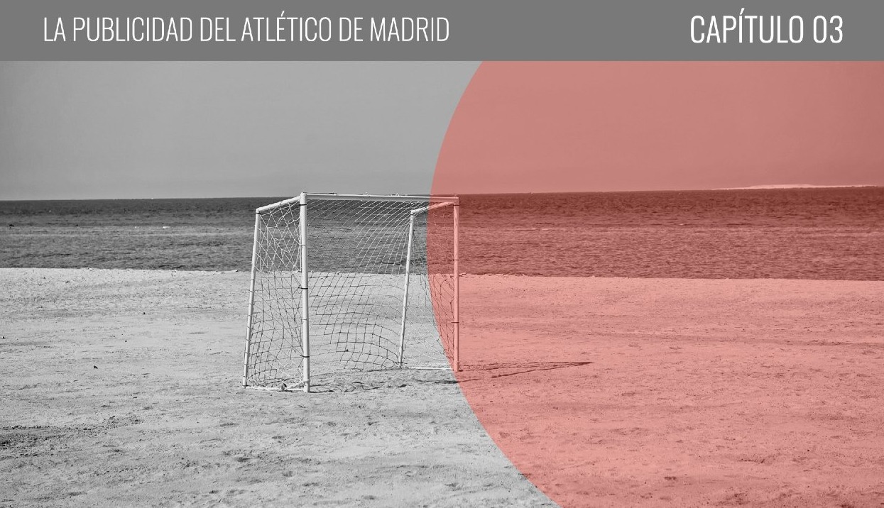 imagen en blanco y negro con una portería vacía en una playa sin gente -