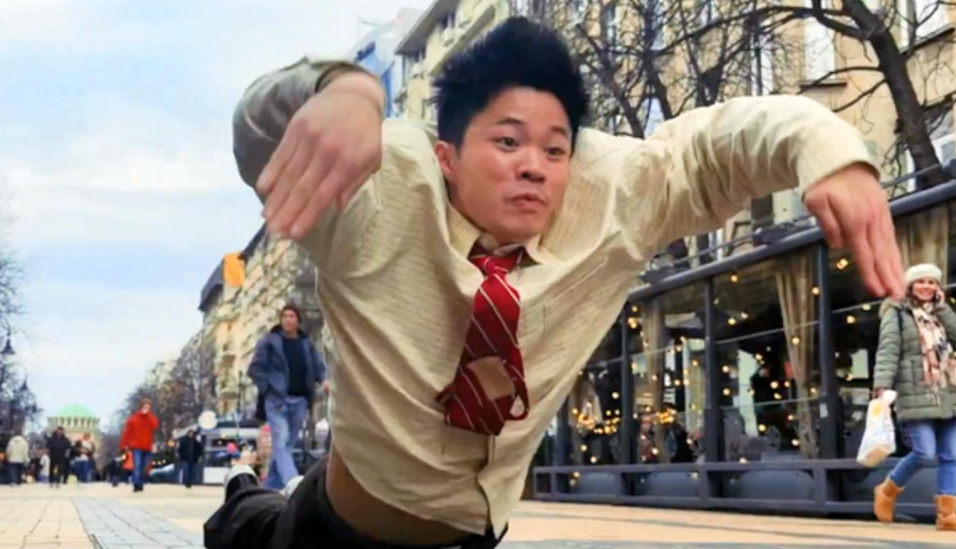 Un chico volando por los aires con cara de situación