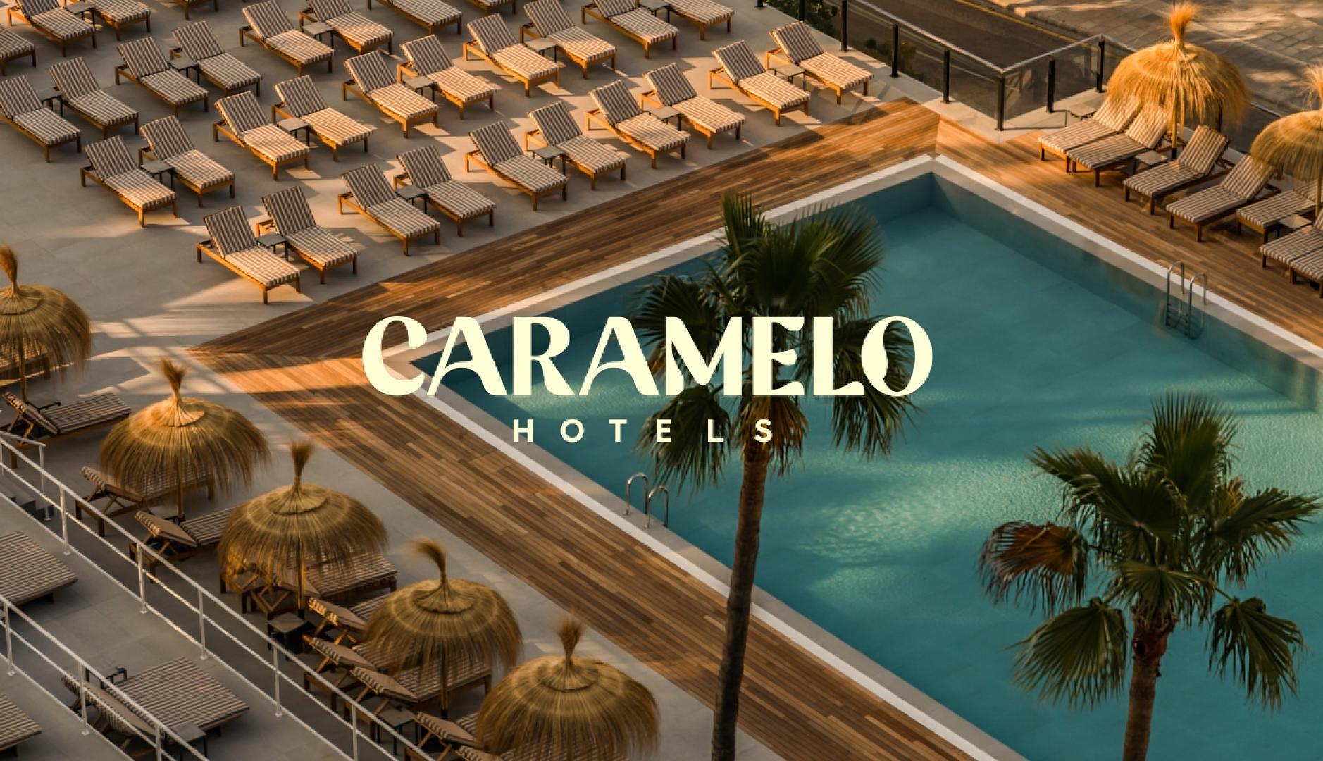 Logotipo del hotel Caramelo sobre fondo de piscina