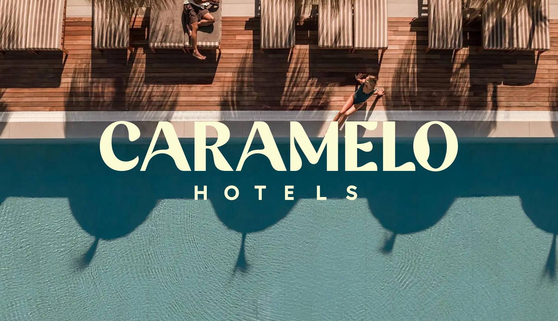 Logotipo del hotel Caramelo sobre fondo de piscina