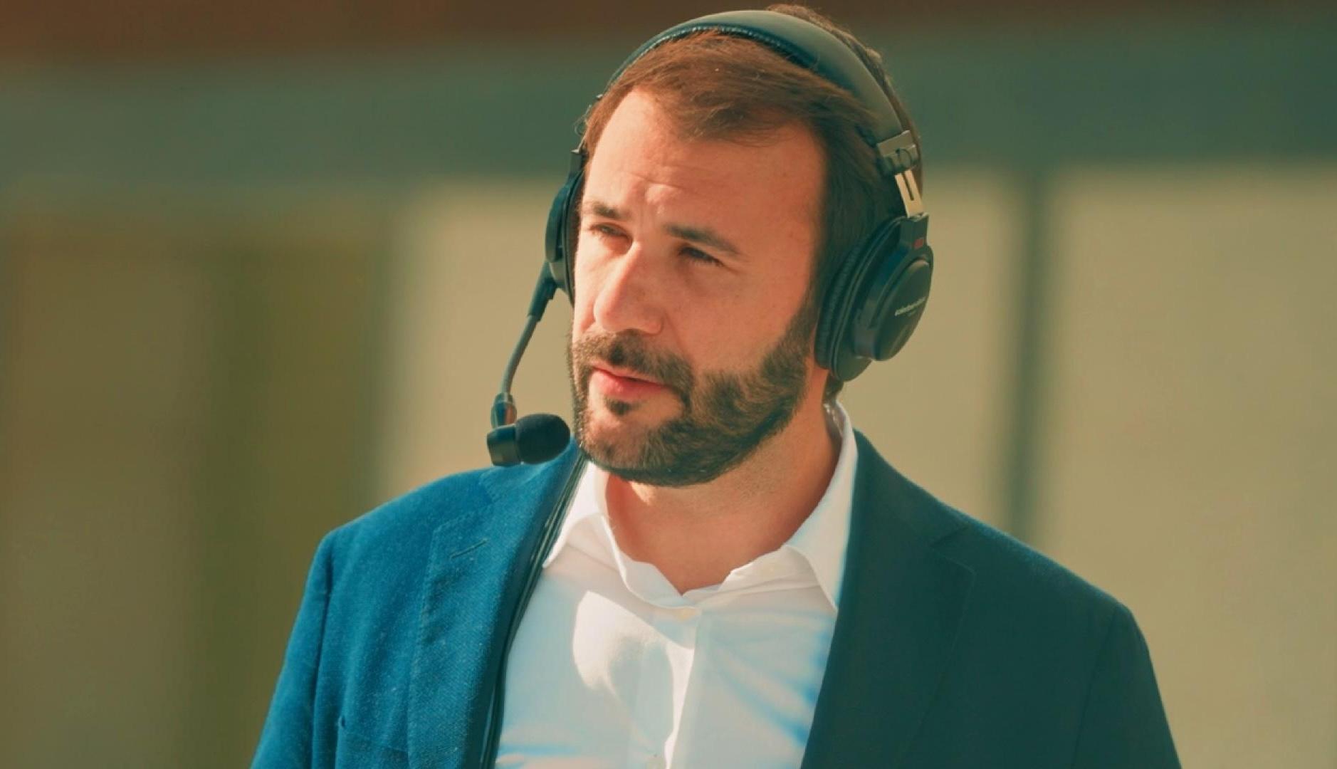Carlos García Trillo con los auriculares hablando por la calle en Luz & Luces