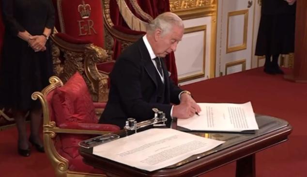 Montblanc, la marca protagonista en la polémica firma del juramento de Carlos III