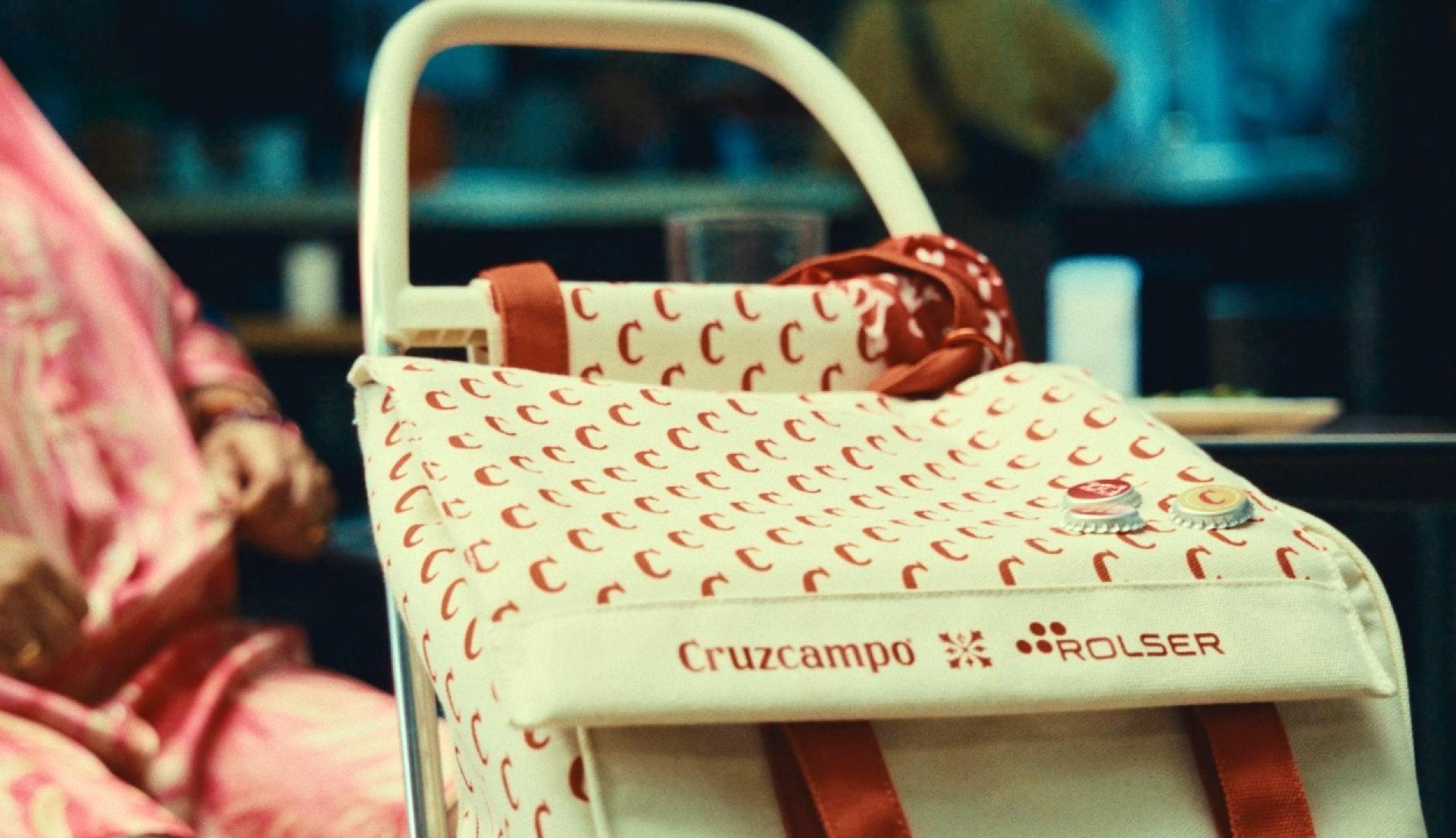 Detalle del carrito con los logos de Cruzcampo y Rolser