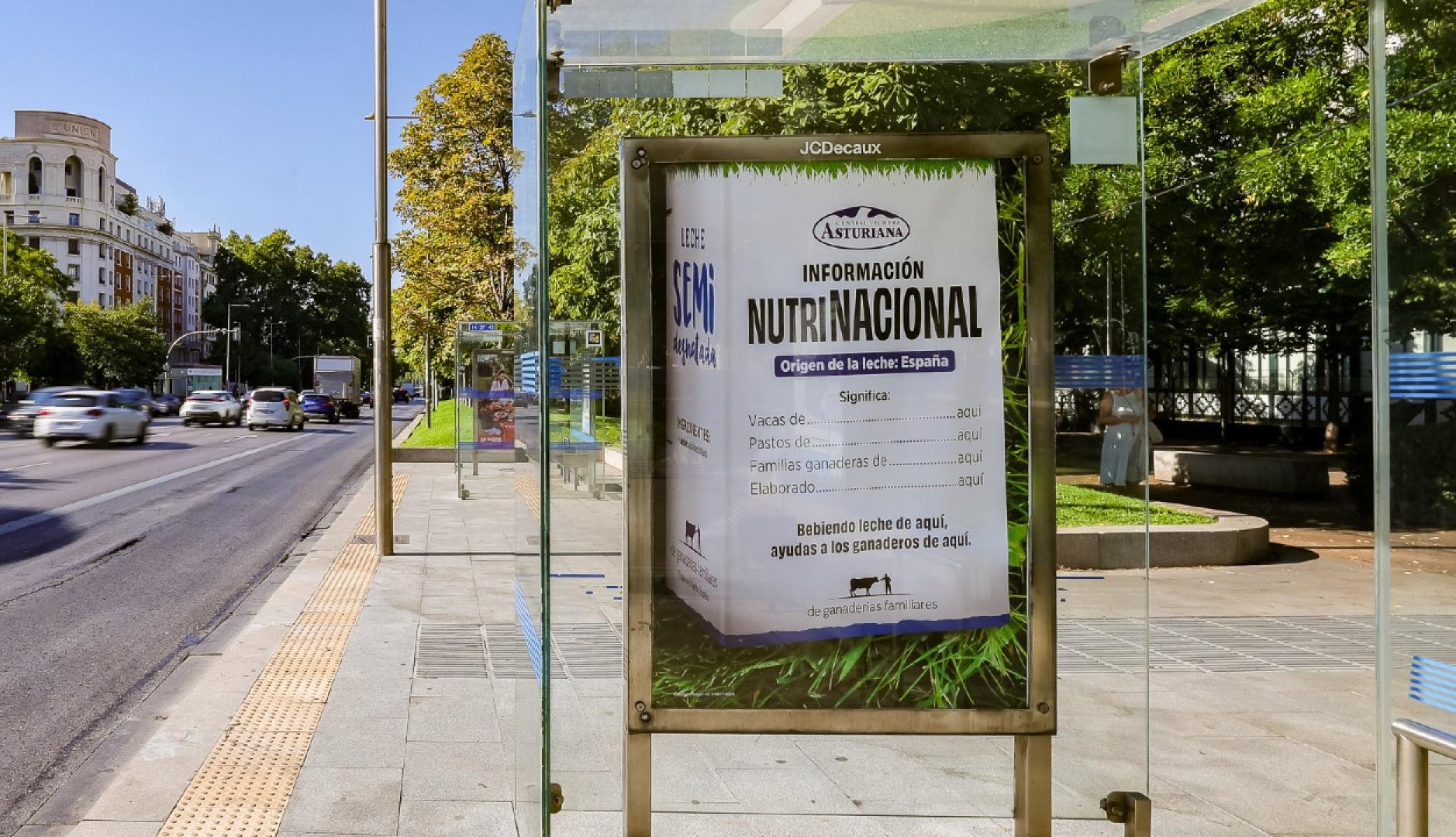 Un mupi en la calle que muestra la gráfica de Central Lechera Asturiana